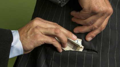 Ultima ora. Fostul director al Centrului Sportiv pentru Pregatirea Loturilor Nationale, retinut pentru o mita de 200 000 de euro Ultima ora. Fostul director al Centrului Sportiv pentru Pregatirea Loturilor Nationale, retinut pentru o mita de 200 000 de euro