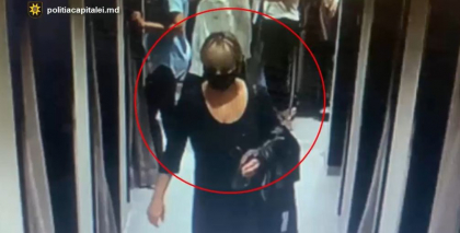 O femeie este cautata de oamenii legii, dupa ce a furat un telefon mobil in incinta unui centru comercial din capitala - VIDEO O femeie este cautata de oamenii legii, dupa ce a furat un telefon mobil in incinta unui centru comercial din capitala - VIDEO