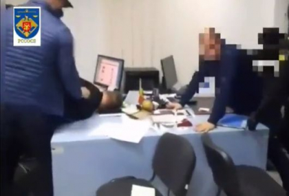 Momentul retinerii celor 2 functionari ai Biroului Migratie si Azil, acuzati de luare de mita - VIDEO Momentul retinerii celor 2 functionari ai Biroului Migratie si Azil, acuzati de luare de mita - VIDEO