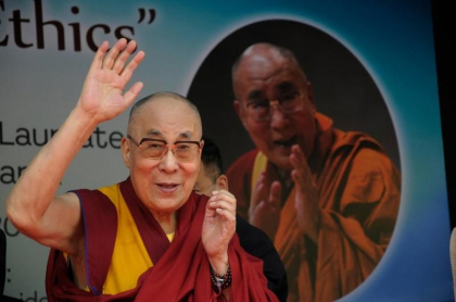 Dalai Lama afirma ca nu are nimic impotriva „fratilor chinezi” si ca sustine ideile comuniste si marxiste Dalai Lama afirma ca nu are nimic impotriva „fratilor chinezi” si ca sustine ideile comuniste si marxiste