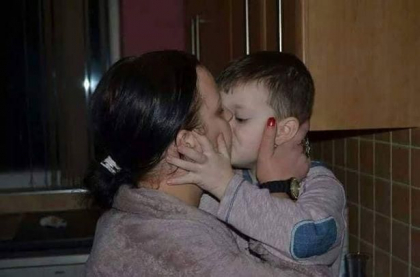 O mama pe moarte va petrece ultimul Craciun cu fiul sau mai devreme, ca sa-i ramana amintire - FOTO