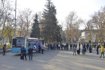 S-a facut coada la punctele de vaccinare din capitala, dupa ce autoritatile au spus ca vor oferi cate un voucher de 500 de lei pentru cei care se imunizeaza - FOTO