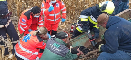 Un barbat a ramas blocat intr-un colector de porumb, la Comrat - FOTO Un barbat a ramas blocat intr-un colector de porumb, la Comrat - FOTO