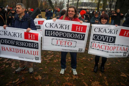 Identice ca cele din Ucraina. Ce s-a descoperit despre pancardele cu care au iesit cativa oameni sa protesteze in Chisinau, impotriva vaccinarii - FOTO