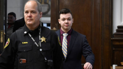 Cazul Rittenhouse. Cum a ajuns un adolescent de 17 ani, care curata graffiti de pe ziduri, sa impuste trei oameni la protestele din SUA Cazul Rittenhouse. Cum a ajuns un adolescent de 17 ani, care curata graffiti de pe ziduri, sa impuste trei oameni la protestele din SUA