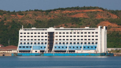 Primul hotel plutitor din lume, inaugurat in Australia in urma cu 33 de ani, rugineste astazi intr-un port din Coreea de Nord