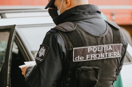 Opt moldoveni - prinsi la vama cu acte falsificate. Politistii au ridicate cinci certificate de vaccinare impotriva Covid-19 si trei permise de conducere neveridice