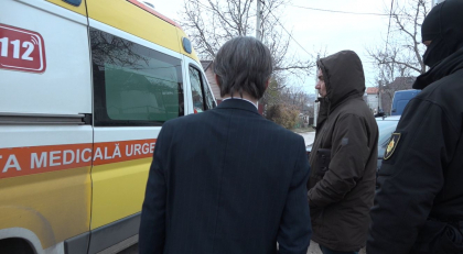 Ex-presedintele Curtii de Apel din Balti, Alexandru Gheorghies, a fost preluat de o ambulanta - VIDEO Ex-presedintele Curtii de Apel din Balti, Alexandru Gheorghies, a fost preluat de o ambulanta - VIDEO
