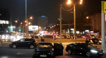 Mai multi taximetristi au protestat pe strazile din capitala. Soferii ar fi nemultumiti de scumpirea gazului metan - VIDEO