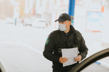 Doi moldoveni cu certificate false de vaccinare - retinuti la frontiera Republicii Moldova