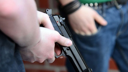 Ce pedeapsa risca cei care detin o arma ilegal. Precizarile politiei Ce pedeapsa risca cei care detin o arma ilegal. Precizarile politiei