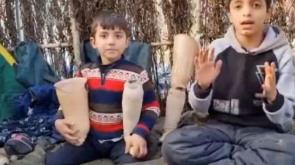Un copil de 9 ani cu picioarele amputate se afla printre migrantii care asteapta in frig la granita UE