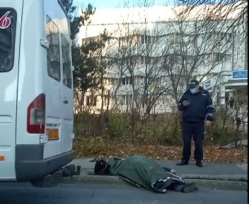 Caz socant in capitala. Un barbat a murit intr-un microbuz de ruta. Ce spune politia - VIDEO Caz socant in capitala. Un barbat a murit intr-un microbuz de ruta. Ce spune politia - VIDEO
