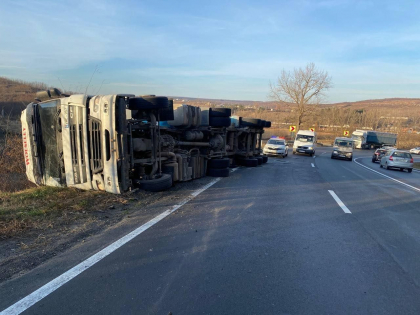 Camion incarcat cu seminte de floarea-soarelui, rasturnat la Hincesti - FOTO/VIDEO Camion incarcat cu seminte de floarea-soarelui, rasturnat la Hincesti - FOTO/VIDEO