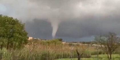 Sicilia, lovita de tornade, furtuni puternice si grindina. Imagini infioratoare surprinse in sudul Italiei