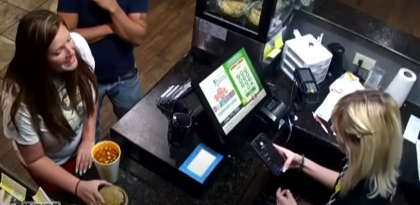 Caz socant intr-un restaurant. O clienta i-a aruncat managerului in fata supa pe care o comandase - VIDEO 