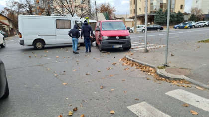 Doua masini s-au lovit puternic la o intersectie din centrul capitalei - FOTO Doua masini s-au lovit puternic la o intersectie din centrul capitalei - FOTO