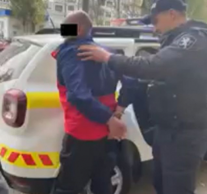 Cearta intre doi vecini, in capitala: un barbat a scos cutitul - VIDEO Cearta intre doi vecini, in capitala: un barbat a scos cutitul - VIDEO