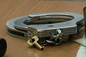 A batut o batranica de 86 de ani si a furat 1800 de ruble transnistriene din locuinta acesteia. Un barbat - retinut de militie A batut o batranica de 86 de ani si a furat 1800 de ruble transnistriene din locuinta acesteia. Un barbat - retinut de militie
