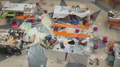 Sase oameni au fost raniti dupa ce mai multe decoratiuni de Craciun au cazut peste ei intr-un centru comercial din Elvetia Sase oameni au fost raniti dupa ce mai multe decoratiuni de Craciun au cazut peste ei intr-un centru comercial din Elvetia