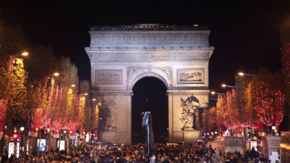 Luminile de Craciun au fost aprinse pe Champs-Elysees