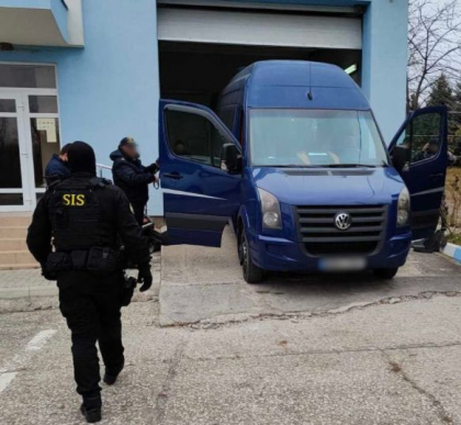 Sase persoane retinute pentru contrabanda cu 600 000 de tigarete si 4000 litri de alcool. Indivizii - plasati in arest pentru 30 de zile - FOTO/ VIDEO 