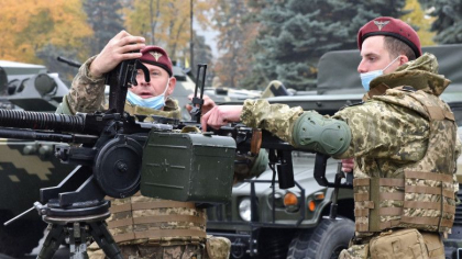 Ucraina desfasoara exercitii militare, ca urmare a tensiunilor in crestere la frontiera cu Rusia