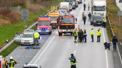 Un barbat si-a lasat sotia injunghiata pe autostrada, sa o loveasca masinile - FOTO Un barbat si-a lasat sotia injunghiata pe autostrada, sa o loveasca masinile - FOTO