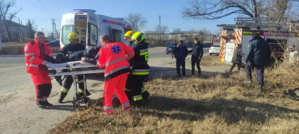 Accident la Comrat. Un barbat - transportat la spital, dupa ce a ajuns cu masina intr-un copac. O echipa de descarcerare a intervenit - FOTO