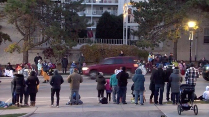 Cel putin cinci persoane au murit si 40 au fost ranite dupa ce o masina a intrat in multime la o parada de Craciun - VIDEO Cel putin cinci persoane au murit si 40 au fost ranite dupa ce o masina a intrat in multime la o parada de Craciun - VIDEO