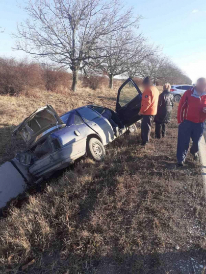 Un barbat si doi copii au ajuns la spital, dupa ce soferul a urcat baut la volan, fara permis de conducere si a lovit alte doua automobile - FOTO Un barbat si doi copii au ajuns la spital, dupa ce soferul a urcat baut la volan, fara permis de conducere si a lovit alte doua automobile - FOTO
