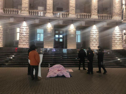 Un barbat si-a adus patul in fata MAI. Acesta intentioneaza sa stea acolo, pana va discuta cu Ana Revenco - FOTO Un barbat si-a adus patul in fata MAI. Acesta intentioneaza sa stea acolo, pana va discuta cu Ana Revenco - FOTO