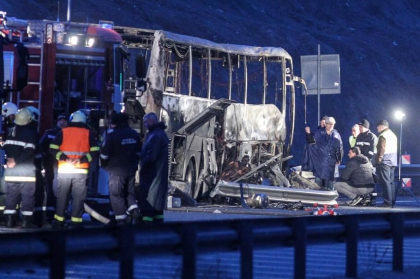 Filmul tragediei din Bulgaria. ”Soferul a murit pe loc, nimeni nu le-a mai putut deschide usile pasagerilor” Filmul tragediei din Bulgaria. ”Soferul a murit pe loc, nimeni nu le-a mai putut deschide usile pasagerilor”