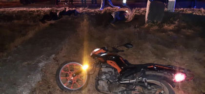 Accident tragic la Drochia. Doi frati de 14 si 16 ani au murit, dupa ce au intrat cu motocicleta intr-o placa de beton - FOTO