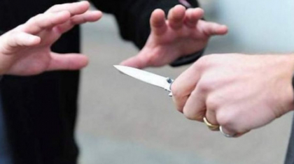 Un barbat din Soroca a ajuns la spital, dupa ce a fost injunghiat de concubina sa. Cei doi au consumat impreuna bauturi alcoolice
Un barbat din Soroca a ajuns la spital, dupa ce a fost injunghiat de concubina sa. Cei doi au consumat impreuna bauturi alcoolice
