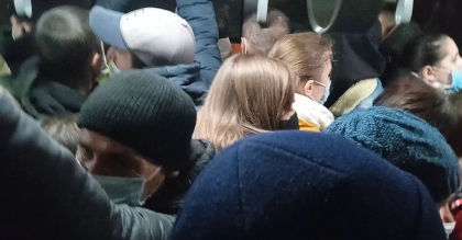 In troleibuz - ca in cutia de chibrituri. Asa calatoresc oamenii in transportul care circula la Truseni - VIDEO