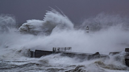 Vantul bate cu 160 de km pe ora in Marea Britanie, oamenii au fost sfatuiti sa stea in casa. Meteorologi: Conditiile sunt "terifiante"
