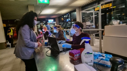 61 de pasageri din aproape 600 din Africa de Sud, testati pozitiv la Amsterdam. Autoritatile verifica daca e vorba de varianta Omicron 61 de pasageri din aproape 600 din Africa de Sud, testati pozitiv la Amsterdam. Autoritatile verifica daca e vorba de varianta Omicron