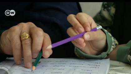 Povestea femeii pe care nepoata a invatat-o sa citeasca si sa scrie la 60 de ani Povestea femeii pe care nepoata a invatat-o sa citeasca si sa scrie la 60 de ani