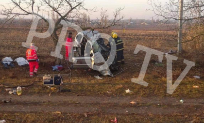 Accident teribil la Stefan Voda. Sase persoane au murit, dintre care doi minori, dupa ce masina in care se aflau a intrat intr-un tir - VIDEO/VIDEO Accident teribil la Stefan Voda. Sase persoane au murit, dintre care doi minori, dupa ce masina in care se aflau a intrat intr-un tir - VIDEO/VIDEO