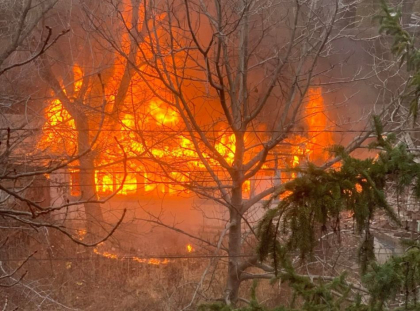 Incendiu pe o strada din capitala. O casa a fost mistuita de flacari - FOTO Incendiu pe o strada din capitala. O casa a fost mistuita de flacari - FOTO