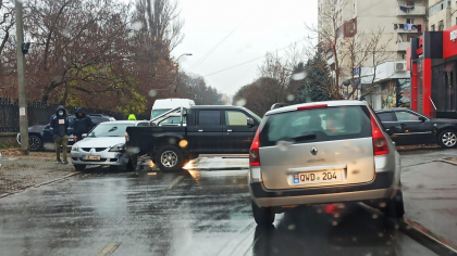 Doua accidente, in mai putin de o ora, in acelasi sector al capitalei - FOTO Doua accidente, in mai putin de o ora, in acelasi sector al capitalei - FOTO
