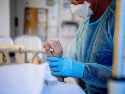 Ranile lasate de valurile COVID printre cei din prima linie. Asistenta care in noua luni si-a pierdut sotul, mama si sora
Ranile lasate de valurile COVID printre cei din prima linie. Asistenta care in noua luni si-a pierdut sotul, mama si sora