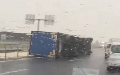 Pagube materiale uriase in Istanbul dupa furtuna extrema care a lovit orasul - VIDEO Pagube materiale uriase in Istanbul dupa furtuna extrema care a lovit orasul - VIDEO