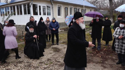 Postul Craciunului a inceput cu scandal la o manastire din Falesti. A fost necesara interventia episcopului Marchel - VIDEO Postul Craciunului a inceput cu scandal la o manastire din Falesti. A fost necesara interventia episcopului Marchel - VIDEO
