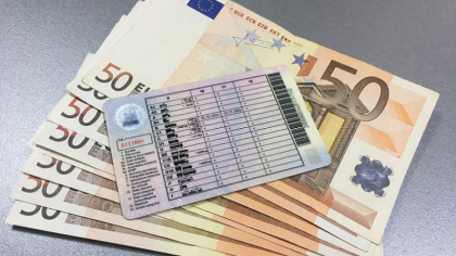Mita de 900 de euro pentru un permis de conducere. Un functionar din Edinet - retinut de CNA