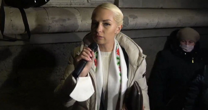 Marina Tauber si-a adus sustinatorii in fata CEC sa protesteze. Candidata spune ca CEC vrea sa o scoata din cursa electorala Marina Tauber si-a adus sustinatorii in fata CEC sa protesteze. Candidata spune ca CEC vrea sa o scoata din cursa electorala