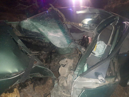 Accident tragic la Edinet. Un tanar a murit, iar alte trei persoane au ramas prinse intre fiarele masinii. Salvatorii au intreprins lucrari de descarcerare - FOTO Accident tragic la Edinet. Un tanar a murit, iar alte trei persoane au ramas prinse intre fiarele masinii. Salvatorii au intreprins lucrari de descarcerare - FOTO