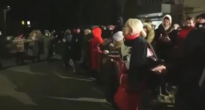 Hora in fata Judecatoriei din Balti. Marina Tauber - surprinsa cum daseaza alaturi de sustinatorii sai - VIDEO