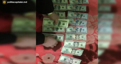 O femeie din Chisinau a ramas fara 132 500 lei, dupa ce si-a uitat portofelul pe un scaun din curtea blocului. Cum s-a intamplat totul - VIDEO O femeie din Chisinau a ramas fara 132 500 lei, dupa ce si-a uitat portofelul pe un scaun din curtea blocului. Cum s-a intamplat totul - VIDEO